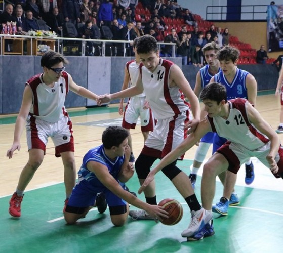 Basketçiler Kupayı Polislerden aldı