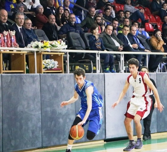 Basketçiler Kupayı Polislerden aldı