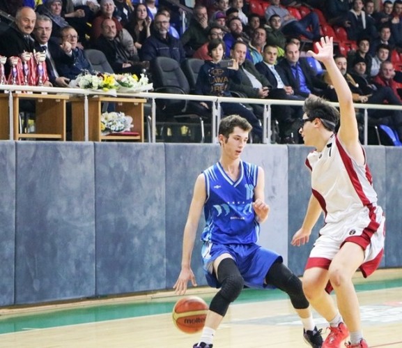 Basketçiler Kupayı Polislerden aldı