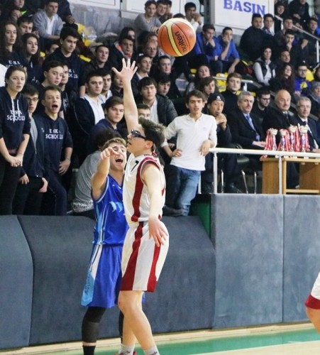Basketçiler Kupayı Polislerden aldı