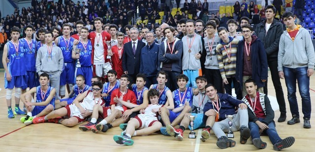 Basketçiler Kupayı Polislerden aldı