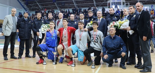 Basketçiler Kupayı Polislerden aldı
