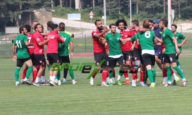 ﻿Sakaryaspor-Çorum maçı kavga çıkınca yarıda kaldı!