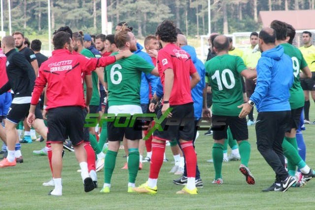 ﻿Sakaryaspor-Çorum maçı kavga çıkınca yarıda kaldı!