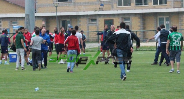 ﻿Sakaryaspor-Çorum maçı kavga çıkınca yarıda kaldı!
