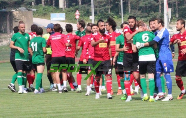 ﻿Sakaryaspor-Çorum maçı kavga çıkınca yarıda kaldı!