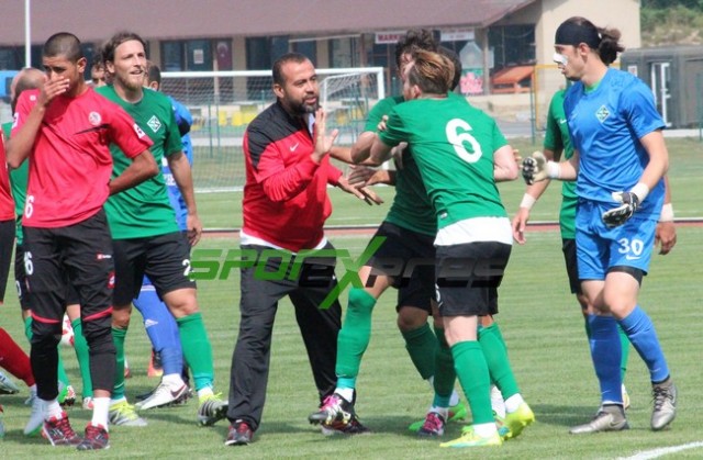 ﻿Sakaryaspor-Çorum maçı kavga çıkınca yarıda kaldı!