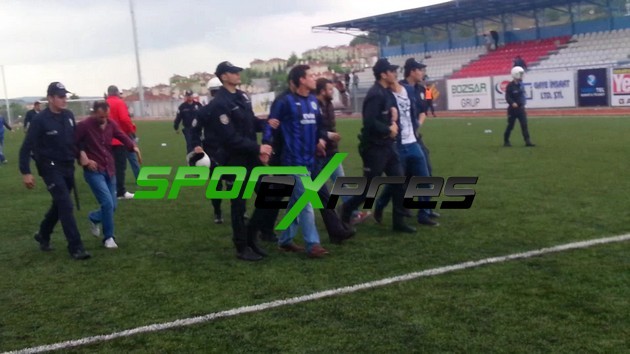 Gazlı müdahale tribünleri karıştırdı