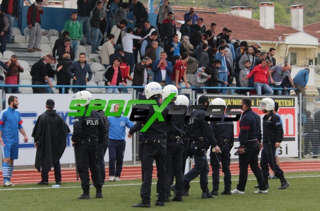 Gazlı müdahale tribünleri karıştırdı