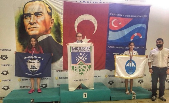 Paletli Yüzmeye Sakarya Damgası