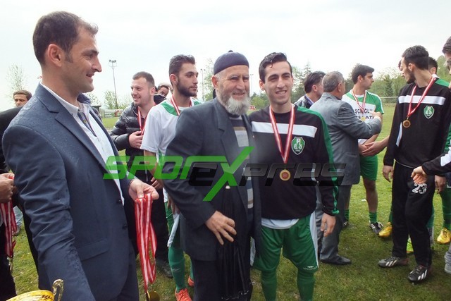Şampiyon Pazarköyspor kupasını aldı