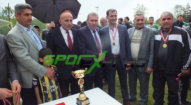 Şampiyon Pazarköyspor kupasını aldı