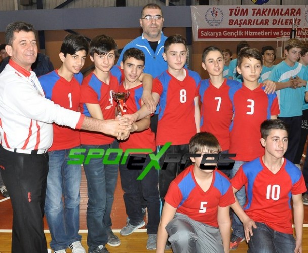 Şampiyon Akyazı Pazarköy Orta Okulu