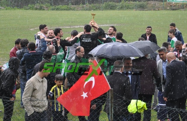Şampiyon Pazarköyspor kupasını aldı