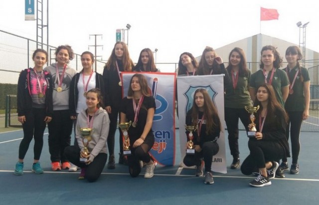 Genç Raketler Ödüller Kavuştu