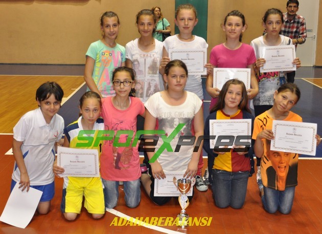 Minik Kızlar Basketbolda Şampiyon Gençlik Merkezi