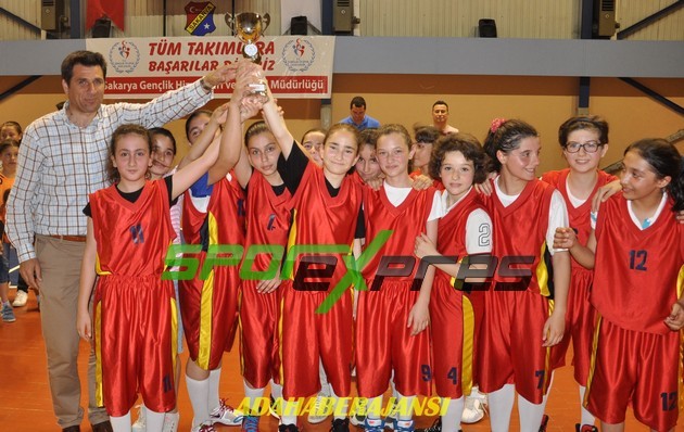 Minik Kızlar Basketbolda Şampiyon Gençlik Merkezi