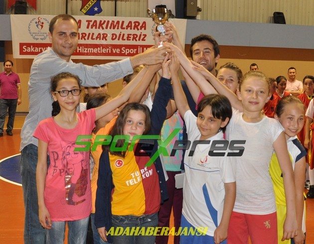 Minik Kızlar Basketbolda Şampiyon Gençlik Merkezi