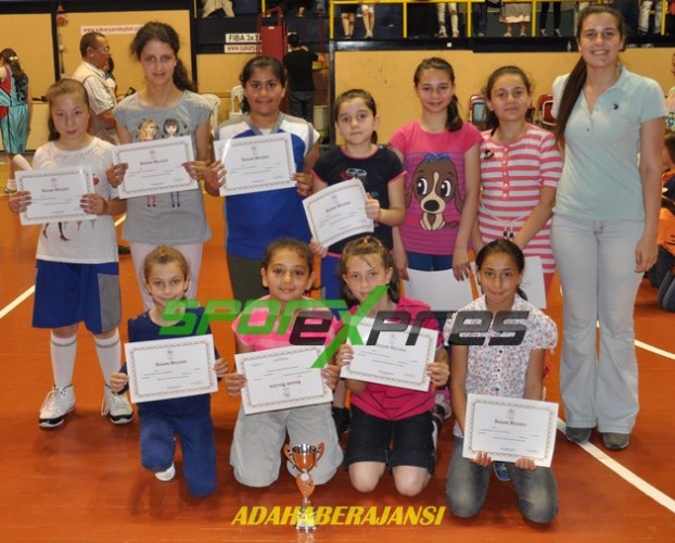 Minik Kızlar Basketbolda Şampiyon Gençlik Merkezi