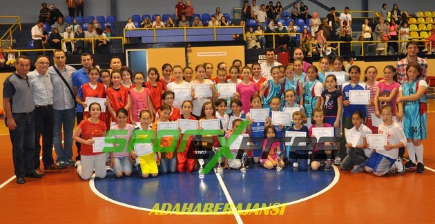 Minik Kızlar Basketbolda Şampiyon Gençlik Merkezi