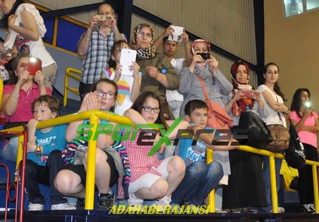 Minik Kızlar Basketbolda Şampiyon Gençlik Merkezi