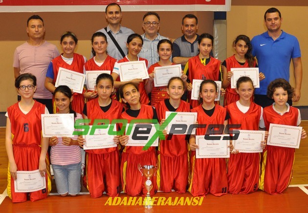 Minik Kızlar Basketbolda Şampiyon Gençlik Merkezi