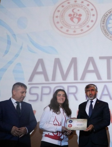 YILIN ENLERİ ÖDÜLLERİNİ ALDI