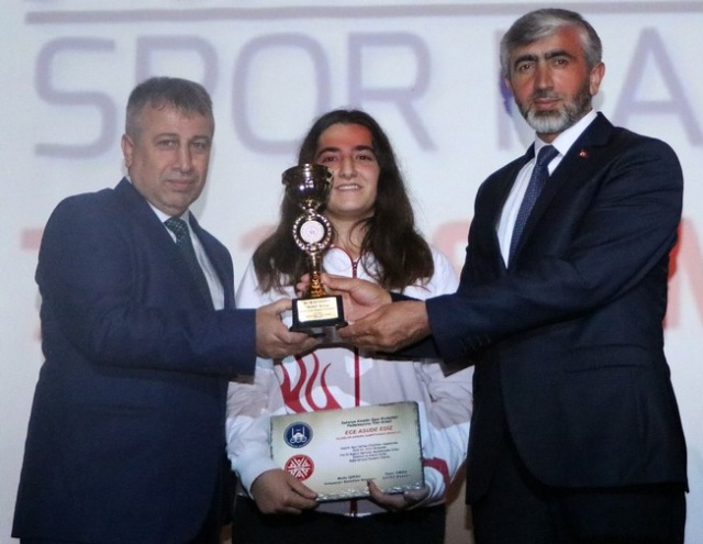 YILIN ENLERİ ÖDÜLLERİNİ ALDI