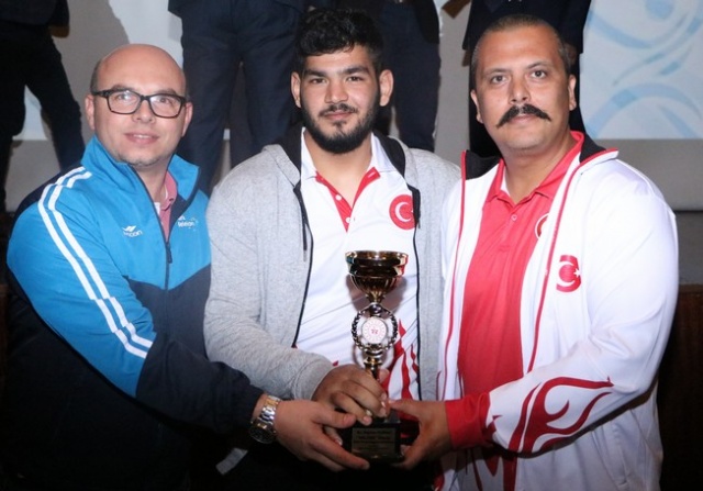 YILIN ENLERİ ÖDÜLLERİNİ ALDI