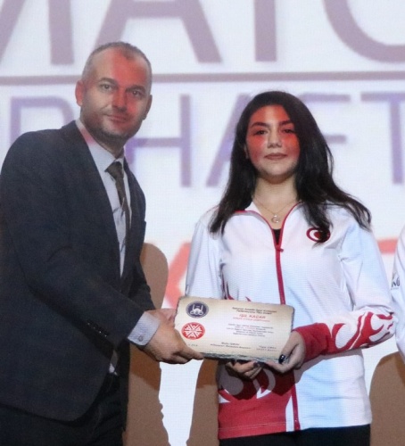 YILIN ENLERİ ÖDÜLLERİNİ ALDI