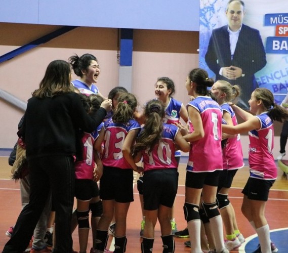 Minik Voleybolcular ödüllerini aldı