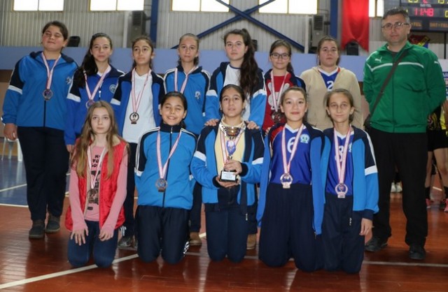 Minik Voleybolcular ödüllerini aldı