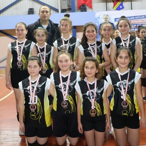 Minik Voleybolcular ödüllerini aldı