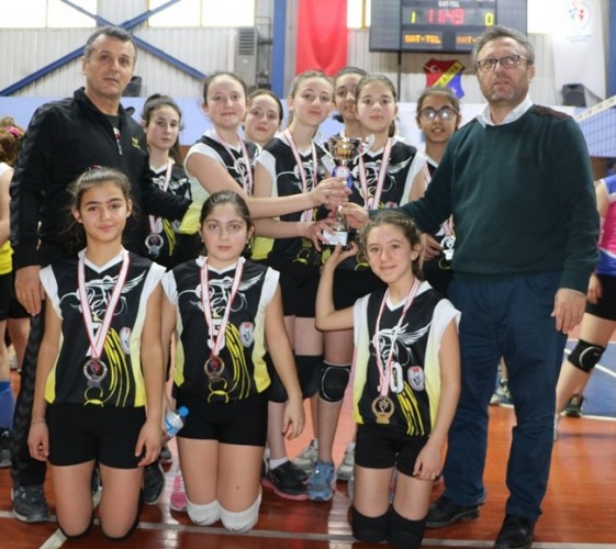 Minik Voleybolcular ödüllerini aldı