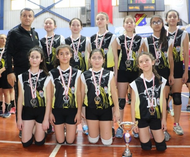 Minik Voleybolcular ödüllerini aldı