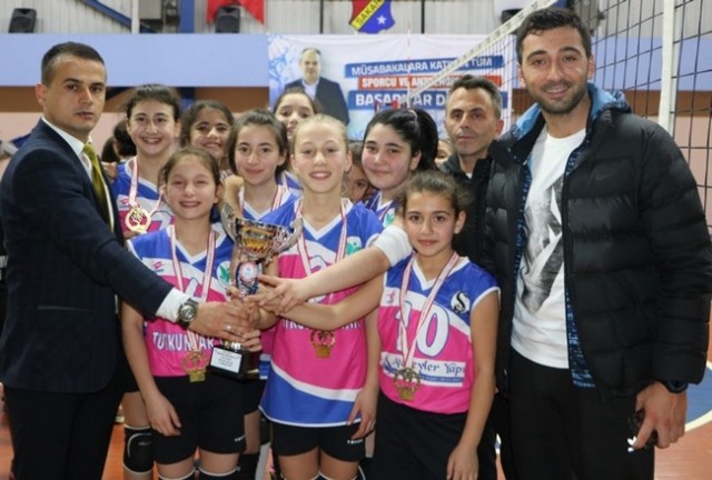Minik Voleybolcular ödüllerini aldı