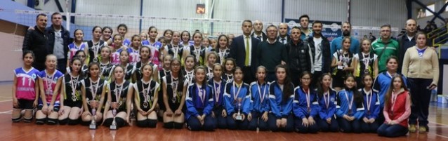 Minik Voleybolcular ödüllerini aldı