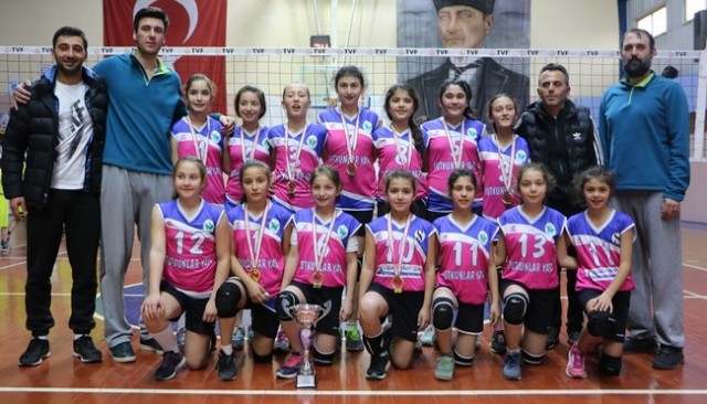 Minik Voleybolcular ödüllerini aldı