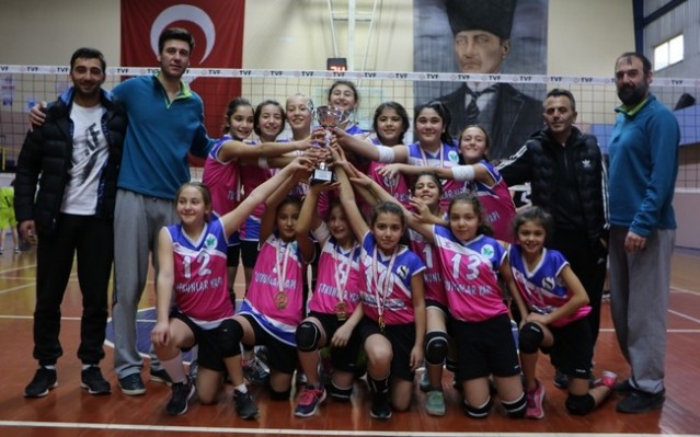 Minik Voleybolcular ödüllerini aldı