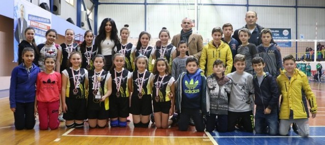 Minik Voleybolcular ödüllerini aldı