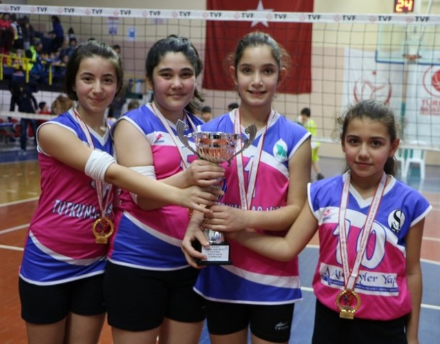 Minik Voleybolcular ödüllerini aldı