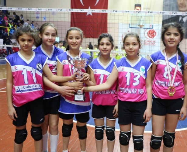 Minik Voleybolcular ödüllerini aldı