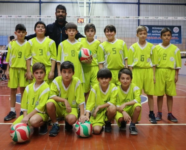 Minik Voleybolcular ödüllerini aldı