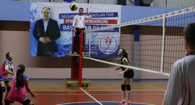 Minik Voleybolcular ödüllerini aldı