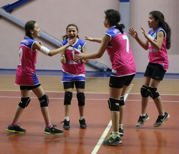 Minik Voleybolcular ödüllerini aldı
