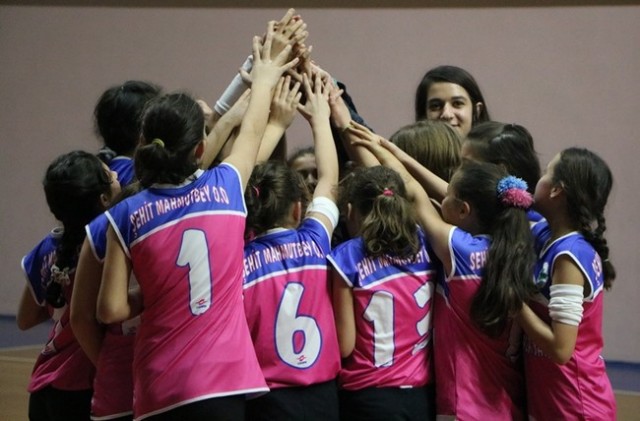 Minik Voleybolcular ödüllerini aldı