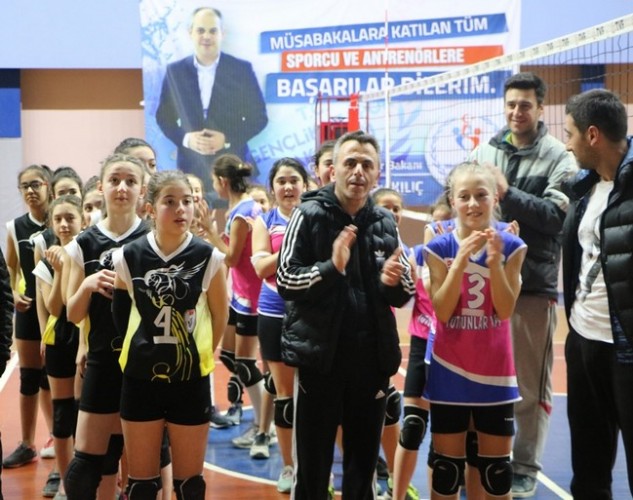 Minik Voleybolcular ödüllerini aldı