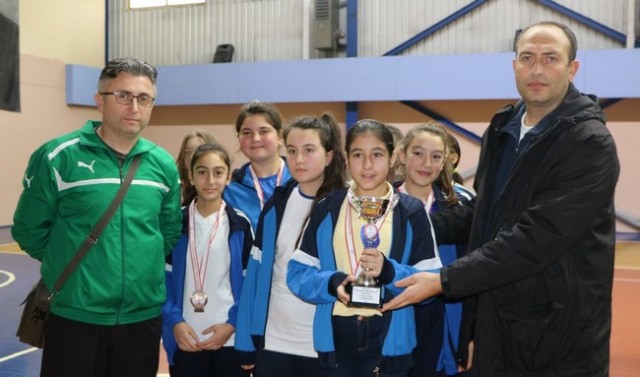 Minik Voleybolcular ödüllerini aldı