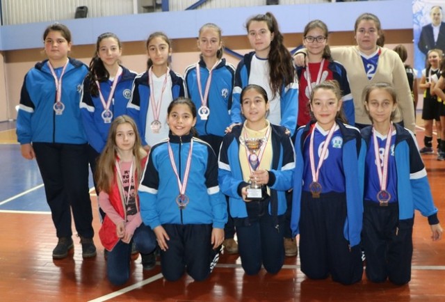 Minik Voleybolcular ödüllerini aldı