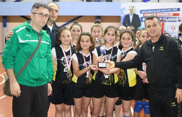 Minik Voleybolcular ödüllerini aldı